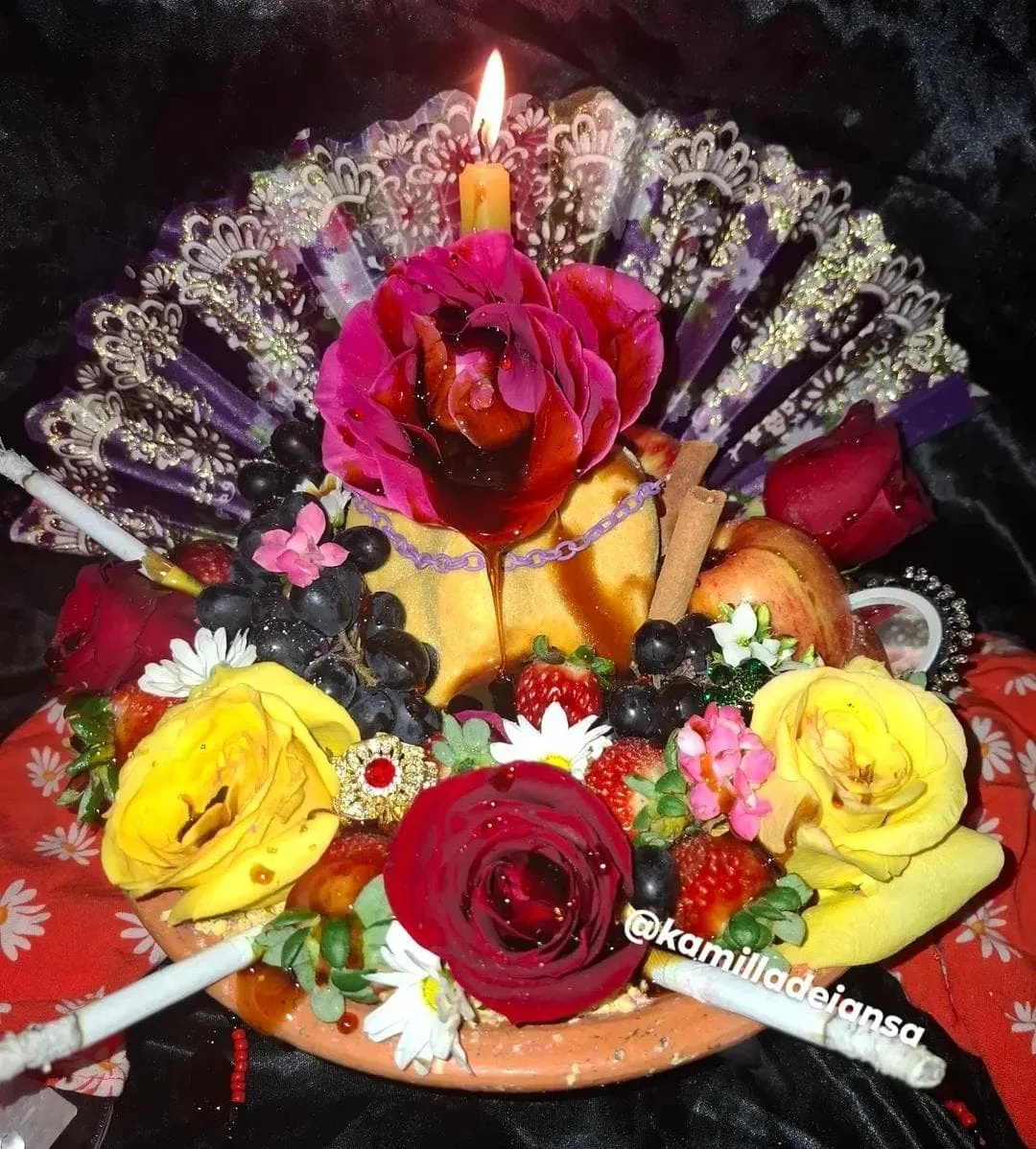 Trabalho espiritual colorido com rosas, frutas, velas e flores brancas